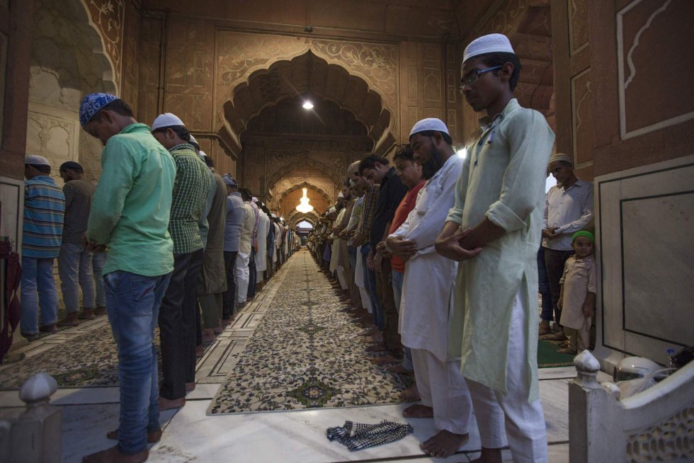 Musulmanes rezan tras romper el ayuno durante el mes sagrado del Ramadán en Jama Masjid (India).