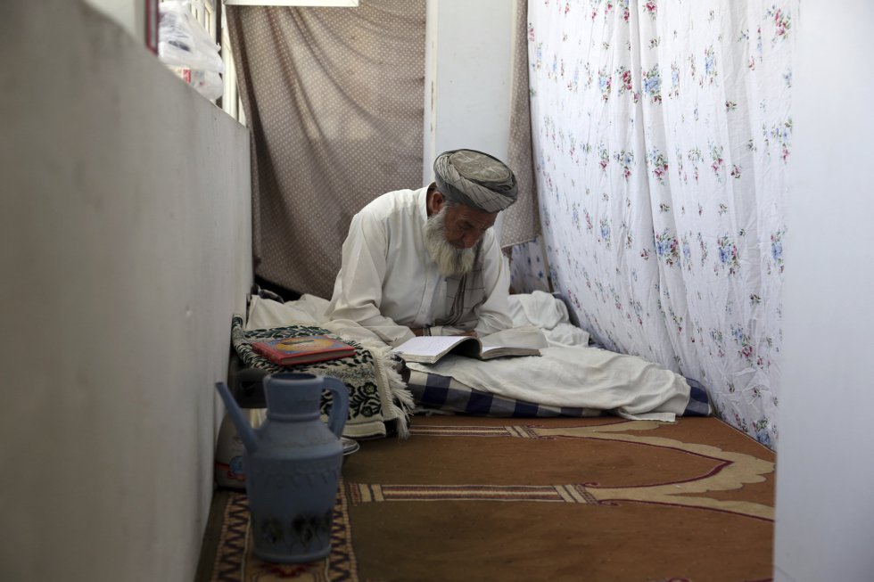 Un hombre afgano lee versos del Corán en una mezquita durante el Itikaf, los últimos 10 días del mes sagrado del Ramadán, en Kabul (Afganistán).