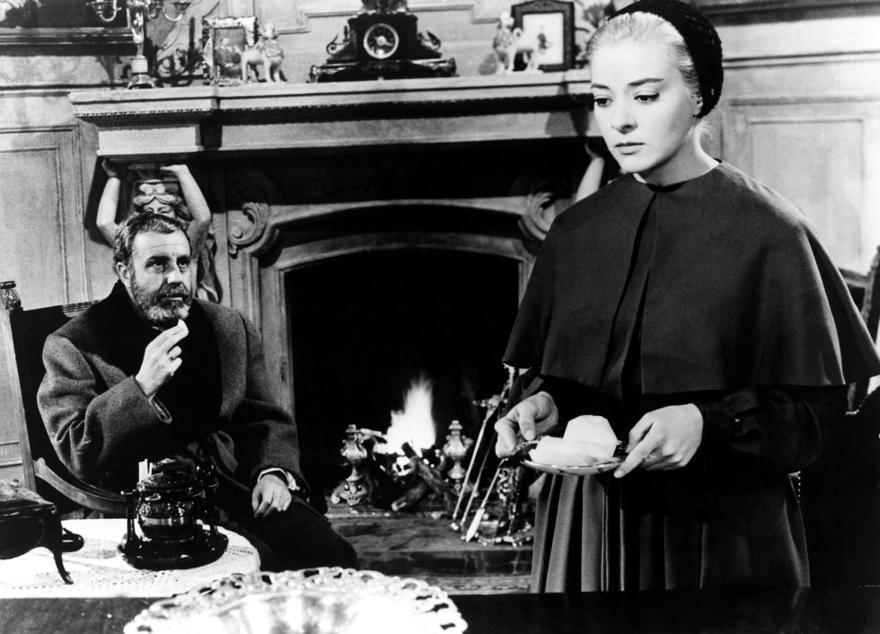   Lo que dice la crítica:  "Otra obra maestra de Buñuel. Reparto de ensueño y un guion lleno de irreverencia, naturalismo, surrealismo, humor negro y tragedia, para una historia inolvidable e imprescindible. Magistral” (Fernando Morales, EL PAÍS).    Lo que dice ValoresEternos, usuario de Filmaffinity de Toledo (España):   "Algunos directores españoles están obsesionados con el sexo, los tacos, el hablar muy deprisa, los desnudos, y ese gen anticlerical típico tópico, por eso consiguen recaudaciones irrisorias. […] Esta película del señor Buñuel es más de lo mismo: poca originalidad, típico tópico ataque a la fe nada original. En fin, pobres directores, consumirán su vida con éstos temas y fracasarán sus recaudaciones. Una pena de película”.  