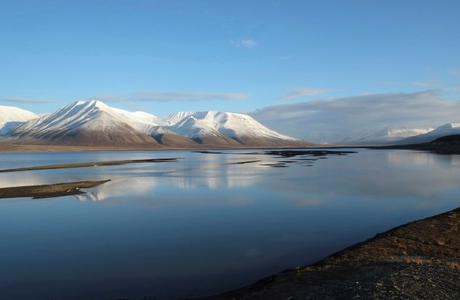 Entre placa de gelo e renas pastando, em Longyearbyen você pode encontrar com surpreendente facilidade restaurantes onde experimentar pratos típicos da gastronomia tailandesa. “Isto acontece porque um grande número de tailandeses se assentou na cidade durante os últimos anos e impôs sua cozinha na ilha. Tanto que é mais fácil comer um prato de curry tailandês do que um filé de truta grelhada”, afirma Javier Revierte. Mas não é essa a única cozinha estrangeira que se estabeleceu a 1.000 quilômetros do Pólo Norte. As ruas da capital de Svalbard acolhem também locais de comida chinesa e italiana.