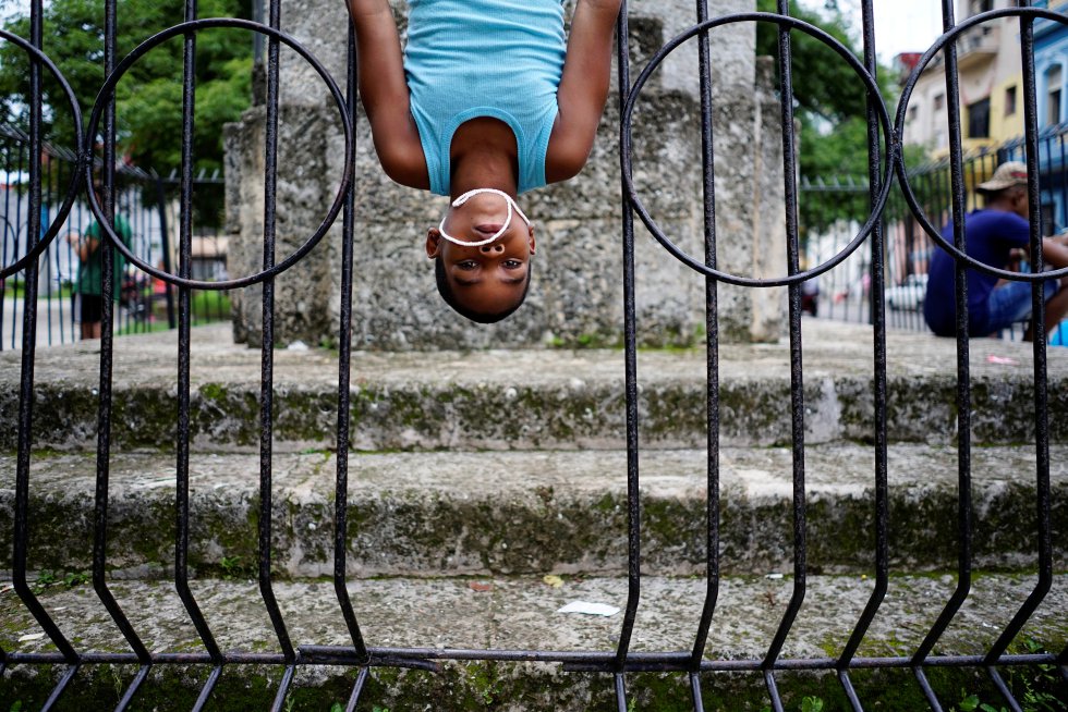 Yandel Pluma, de 8 años, juega en un parque de La Habana (Cuba).rn