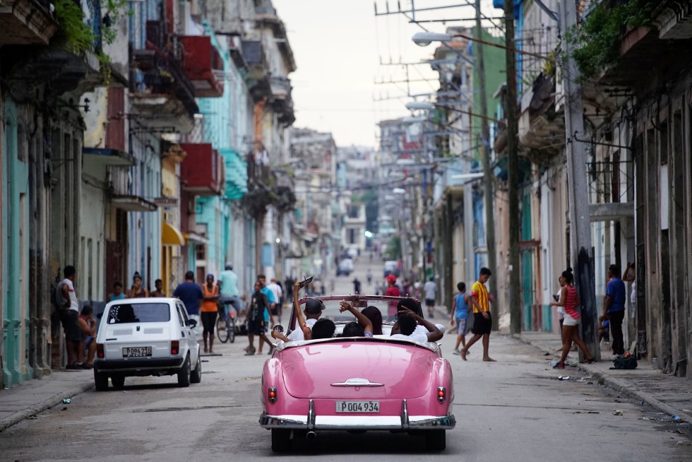 Turistas en un coche vintage en las calles de La Habana (Cuba).