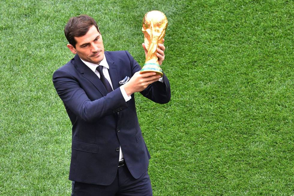 El portero español Iker Casilla sostiene el trofeo del Mundial antes de la ceremonia.