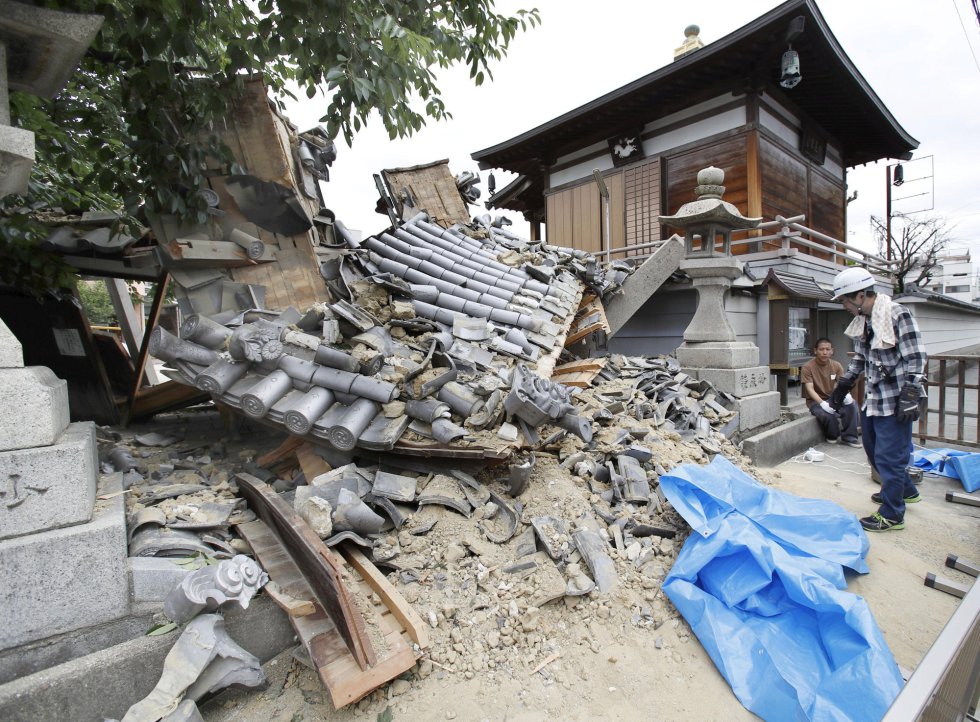 Los tres muertos confirmados son una niÃ±a de nueve aÃ±os que falleciÃ³ debido al derrumbamiento de un muro en un colegio en la localidad de Takatsuki (prefectura de Osaka), un hombre de 85 al que se le cayÃ³ encima una estanterÃ­a en su casa de Ibaraki (en la misma prefectura) y otro varÃ³n de 80 que quedÃ³ sepultado bajo otra pared desplomada en Osaka. En la imagen, daÃ±os en el templo Myotoku-ji en Ibaraki, el 18 de junio de 2018.