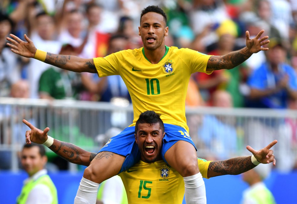 Neymar celebra su gol con  Paulinho.