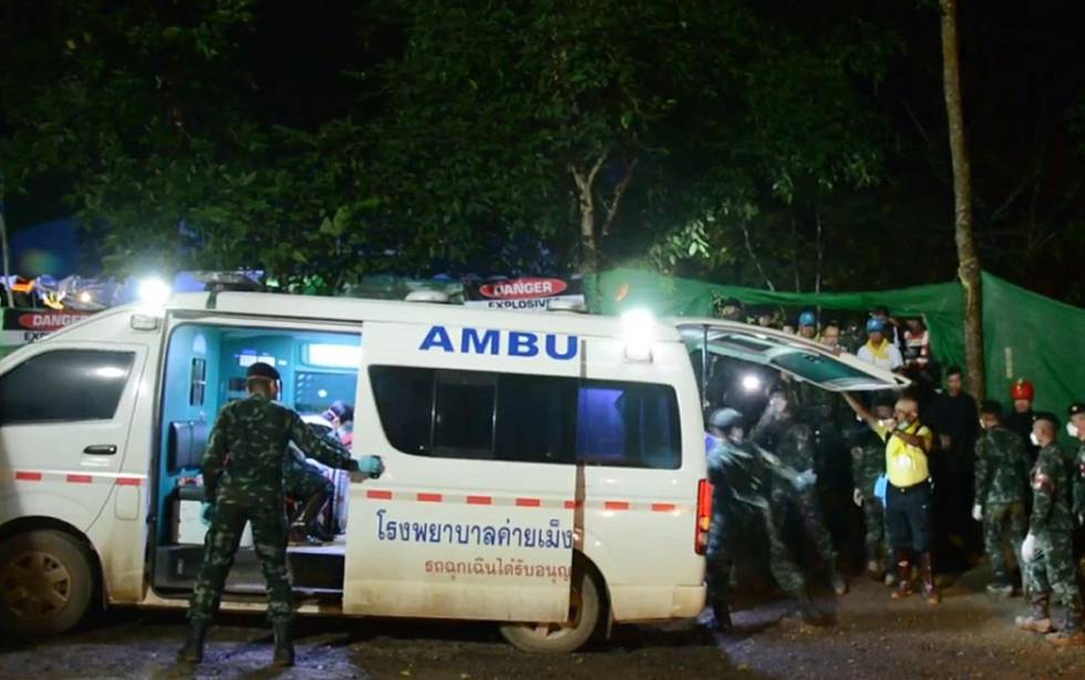 Personas de emergencias trabajan junto a una ambulancia que traslada a uno de los menores rescatados de la cueva de Tham Luang, el 8 de julio de 2018.