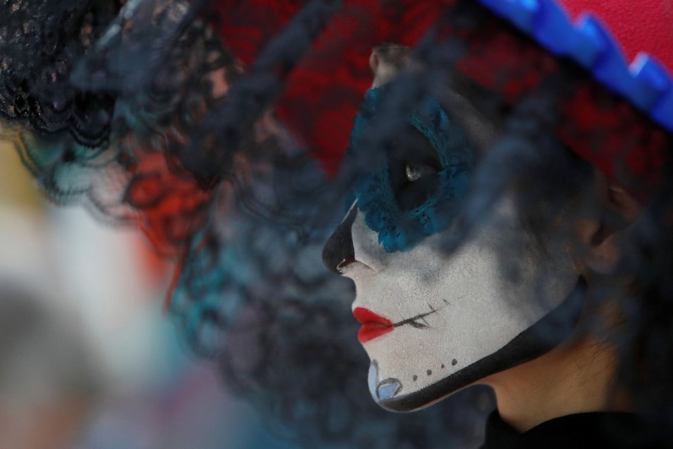 Una mexicana disfrazada de Catrina durante el evento del 'Día de los muertos' en la fan zone de México en Moscú durante el Mundial de Rusia 2018.