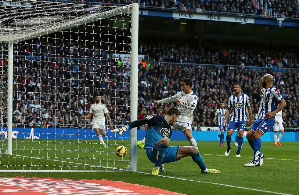Ronaldo marca ante el Deportivo de la Coruña en un partido de Liga, el 14 de febrero de 2015.