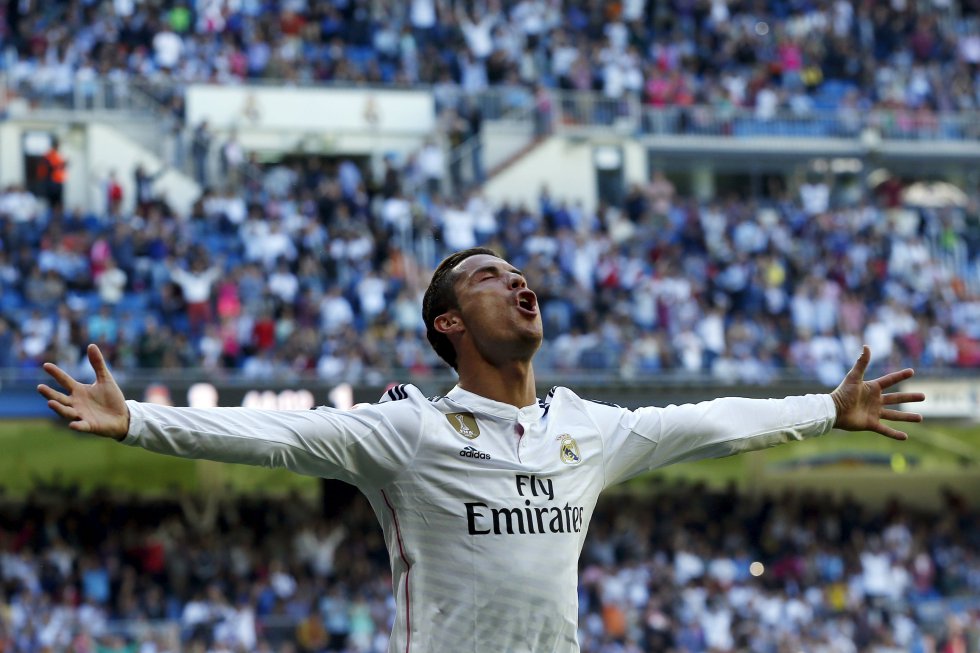 Ronaldo celebra el quinto gol frente al Granada en el Santiago Bernabéu, el 5 de abril de 2015.
