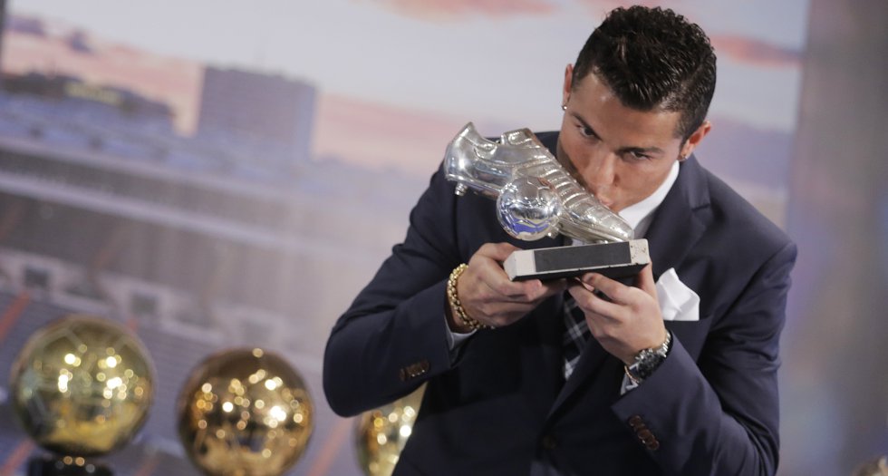 Cristiano Ronaldo durante un acto de homenaje en el Bernabéu. El Real Madrid, con Florentino Pérez a la cabeza, homenajea al delantero portugués tras batir el récord goleador en la historia del club, el 2 de octubre de 2015.