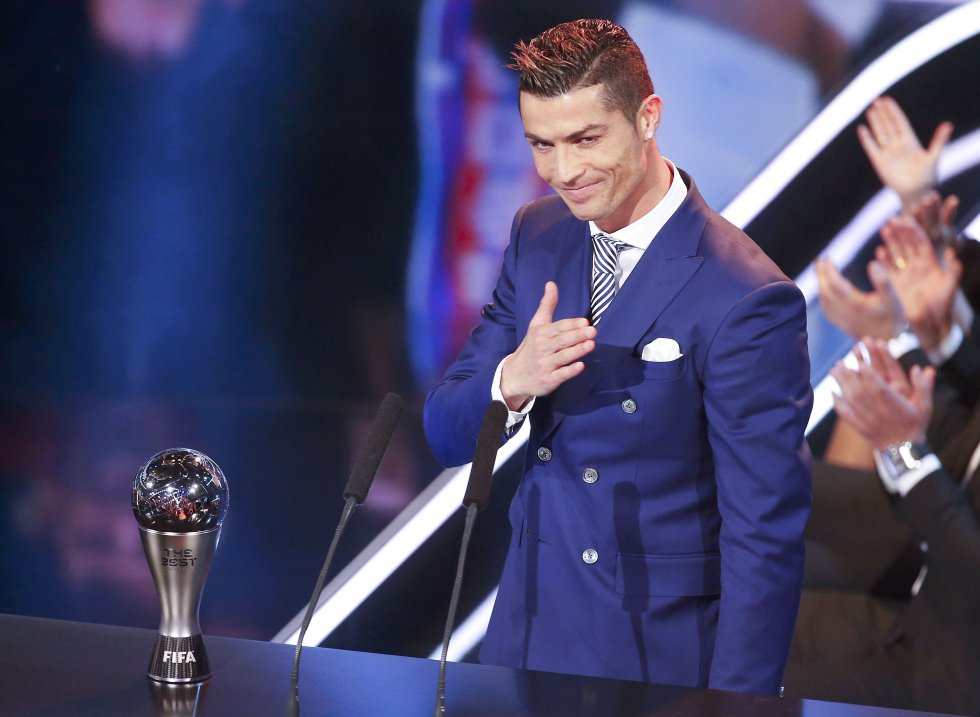 Cristiano Ronaldo agradece el premio a Mejor Jugador del Año en la gala celebrada en Zurich (Suiza), el 9 de enero de 2017.