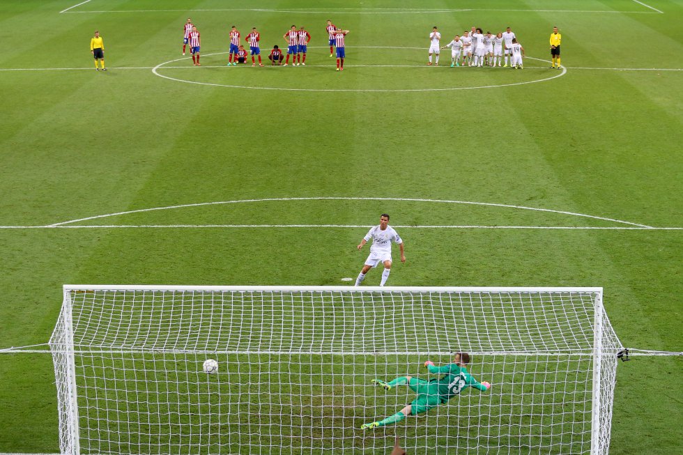 Cristiano Ronaldo marca el último penalti de la tanda ante Oblack, del Atlético de Madrid, durante la final de la Champions celebrada en Milán, el 28 de mayo de 2016.