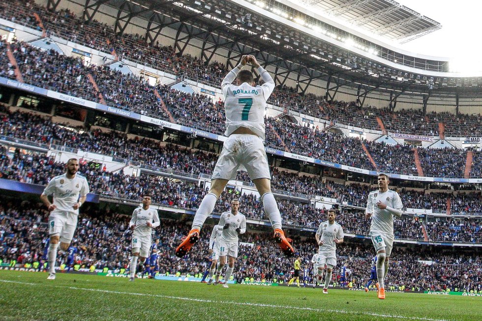 El delantero portugués del Real Madrid Cristiano Ronaldo, festeja un gol durante el partido contra el Deportivo Alavés, el 24 de febrero de 2018.