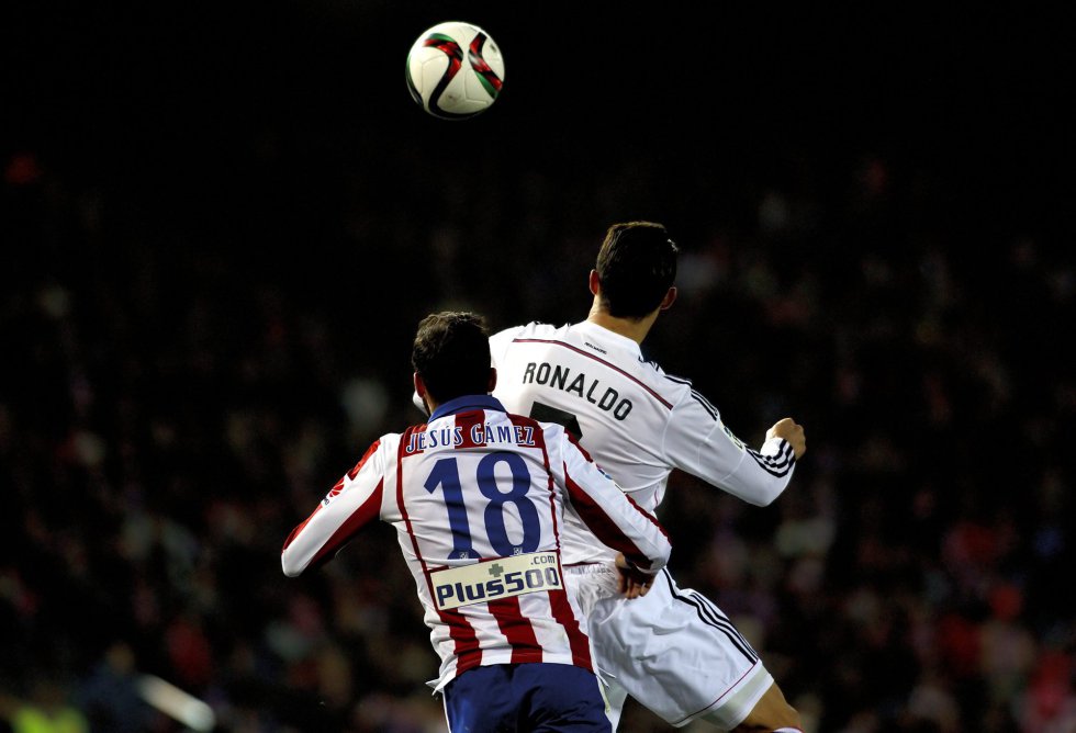 Cristiano Ronaldo lucha un balón con Gámez, del Atlético de Madrid, durante un partido de Copa del Rey, el 7 de enero de 2015.