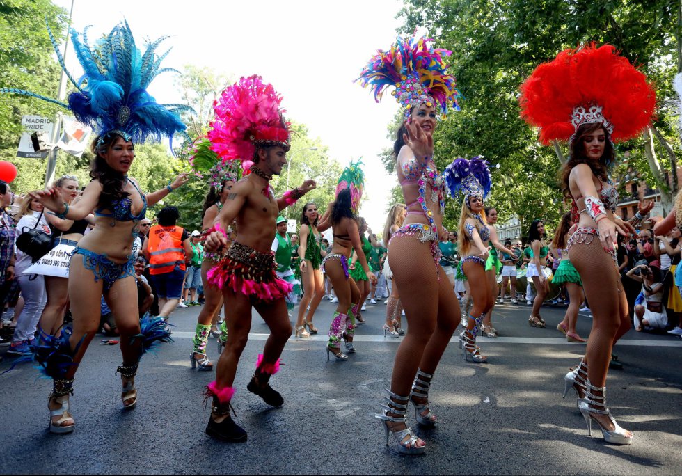 Bailarines y bailarinas en la manifestaciÃ³n del Orgullo Gay de Madrid.