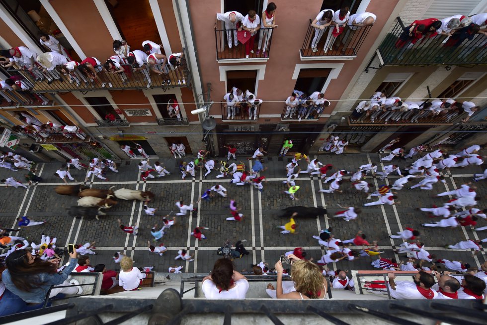 Los toros de la ganaderÃ­a gaditana de Cebada Gago han protagonizado el tercer encierro de los Sanfermines por las calles de Pamplona.