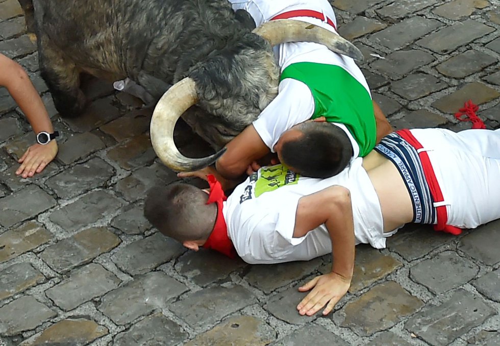 Los toros de la ganaderÃ­a gaditana de Cebada Gago han protagonizado el tercer encierro de los Sanfermines por las calles de Pamplona.