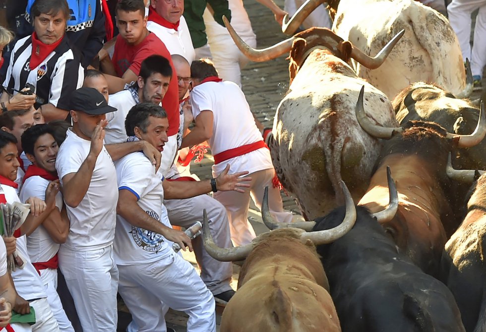 Los toros de la ganaderÃ­a de Fuente Ymbro son los protagonistas del cuarto encierro de San FermÃ­n por las calles de Pamplona.