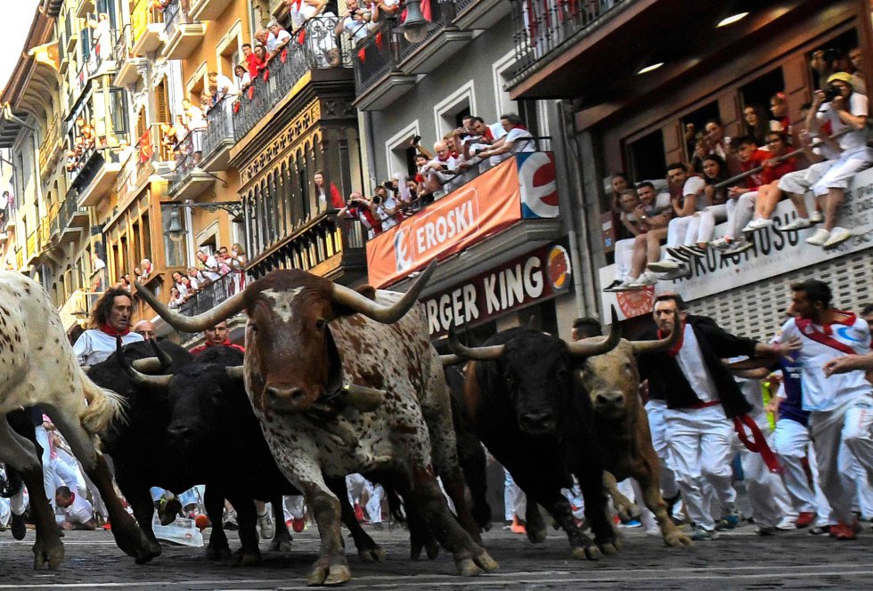 Los toros de la ganaderÃ­a de Fuente Ymbro son los protagonistas del cuarto encierro de San FermÃ­n por las calles de Pamplona.