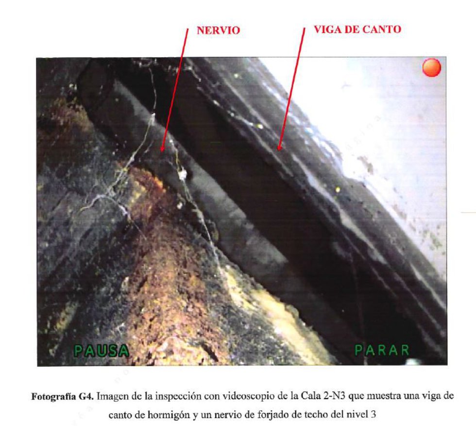 La imagen muestra los cambios de coloración de las vigas y el forjado del techo de la cripta.