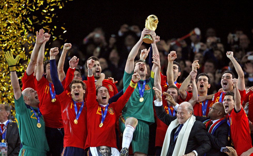 11 de julio de 2010. El gol de AndrÃ©s Iniesta ante Holanda llevaba a EspaÃ±a a lo mÃ¡s alto. Iker Casillas levanta el trofeo de campeona del mundo en el estadio Soccer City de Johannesburgo.