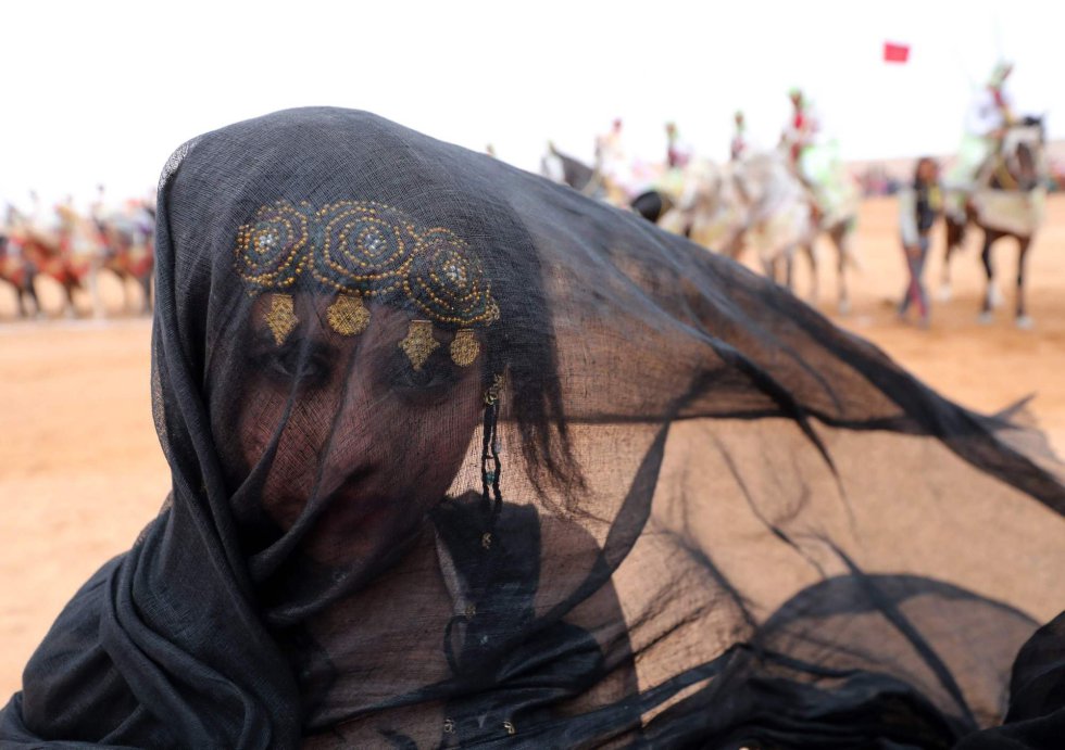 Una niña marroquí vestida para una actuación durante el festival Tan-Tan Moussem Berber en el pueblo de Tan-Tan en el desierto. 