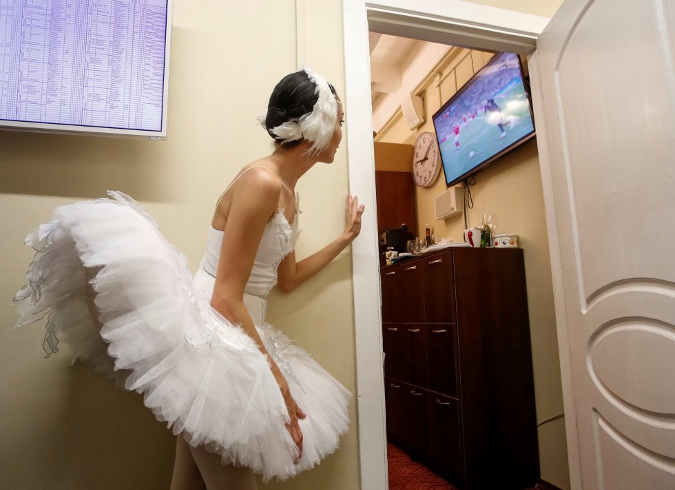 Una bailarina se asoma a una habitación para ver el partido de cuartos de final entre Rusia y Croacia en San Petersburgo (Rusia). 