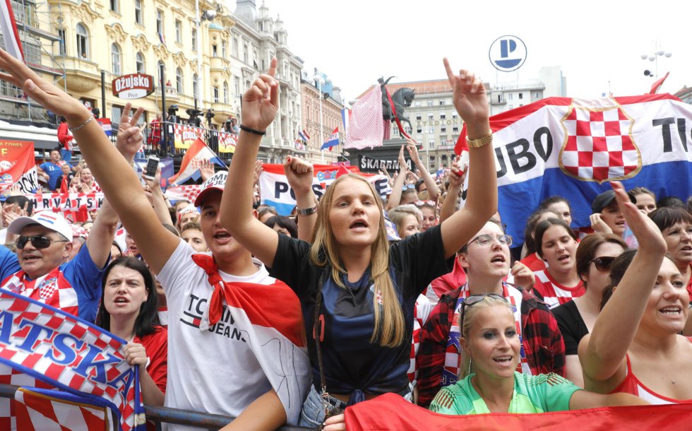 Croatas cantan y animan durante la espera para recibir a su selecciÃ³n de fÃºtbol en Zagreb.