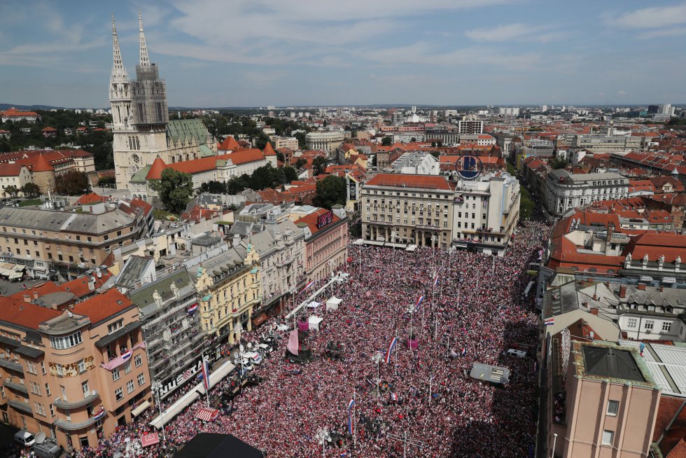 La selecciÃ³n croata vuelve a Zagreb tras haber perdido la final contra Francia en el Mundial de Rusia y una multitud espera para recibirles entre honores.