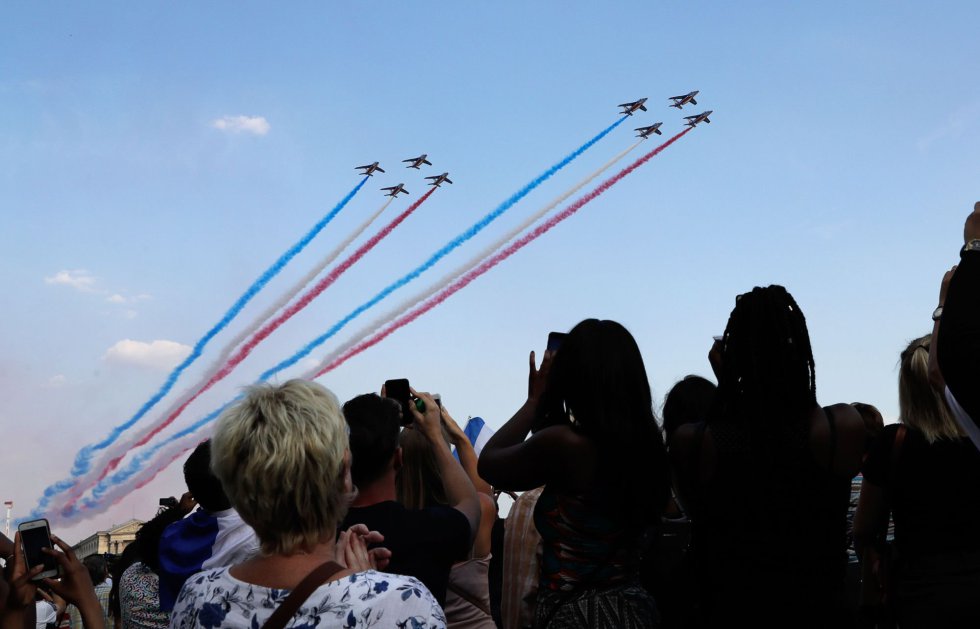 Cazas franceses colorean el cielo con los colores de la bandera de Francia sobrevolando los Campos ElÃ­seos donde esperan los aficionados. 