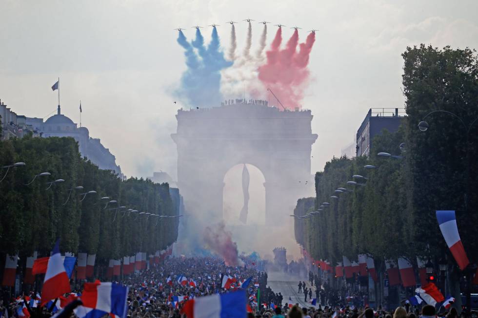 Los colores de la bandera francesa sobre el Arco del Triunfo a la llegada de los jugadores de la selecciÃ³n francesa de fÃºtbol a los Campos ElÃ­seos tras proclamarse campeones del mundo.