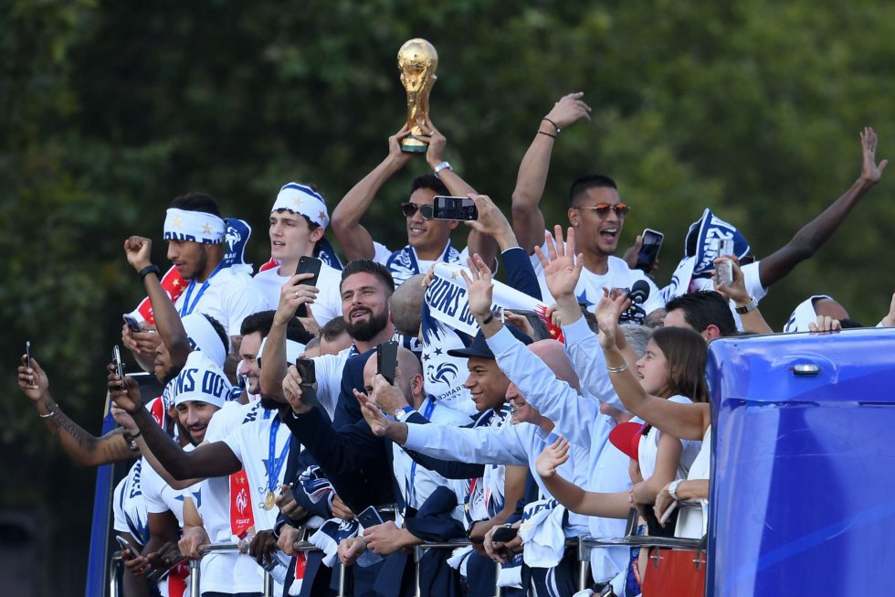 Varane sujeta el trofeo de campeones del mundo en la celebraciÃ³n junto a sus compaÃ±eros de selecciÃ³n.