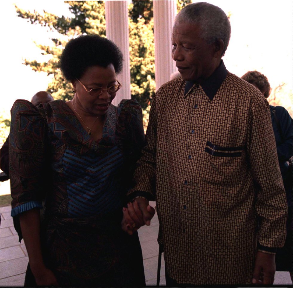 O presidente de África do Sul, Nelson Mandela, se casa com a namorada Graça Machel, viúva do ex-presidente moçambicano Samora Machel, na residência presidencial de Pretória, no dia de seu 80º aniversário. Ele se divorciou de Winnie Mandela em 1996.