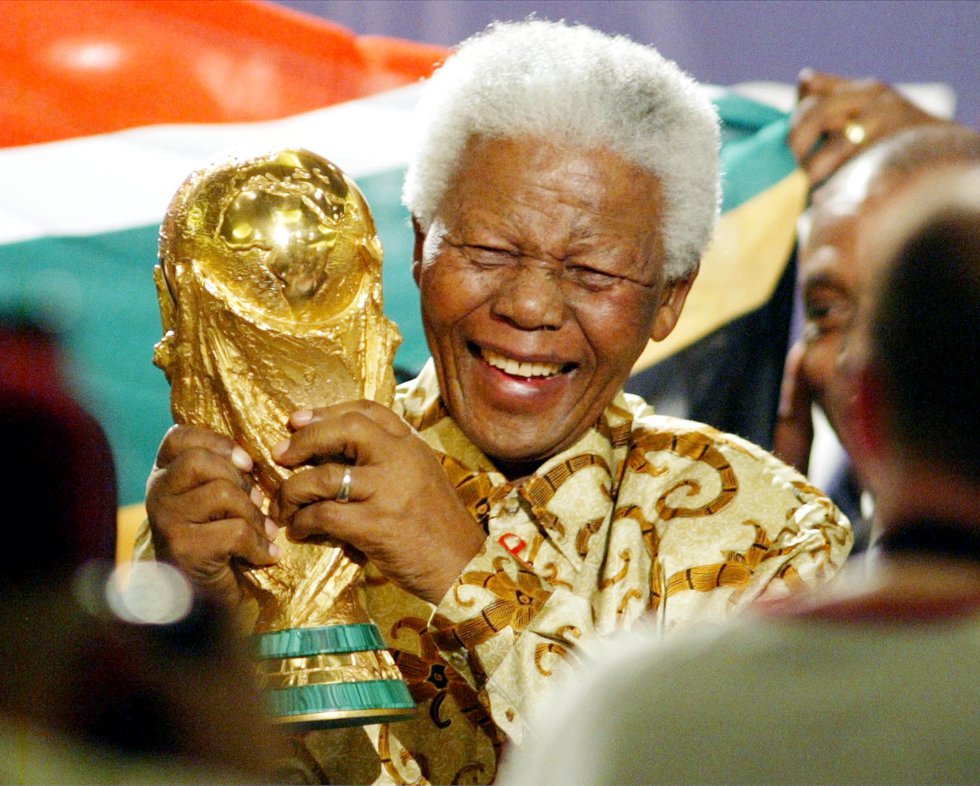 Nelson Mandera posa con el trofeo de la Copa del Mundo después de anunciarse que Sudáfrica acogería el Mundial de 2010 en Zurich (Suiza), el 15 de mayo de 2004.