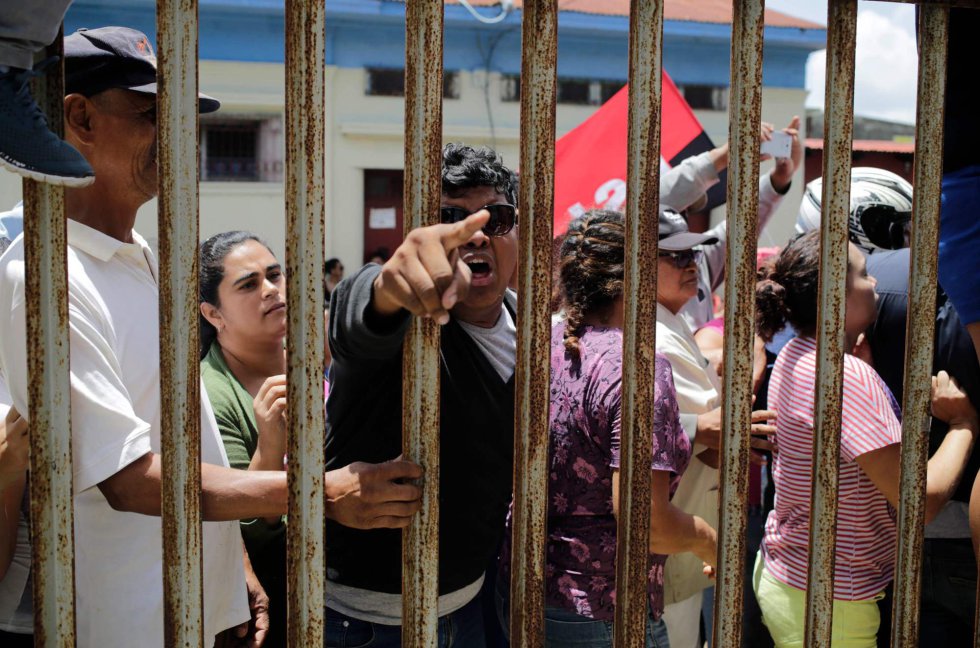 Un miento del grupo Sandinista, que apoya al gobierno de Ortega, grita consignas a los miembros de la Basílica de San Sebastián en Diriamba (Nicaragua), el 9 de julio de 2018.