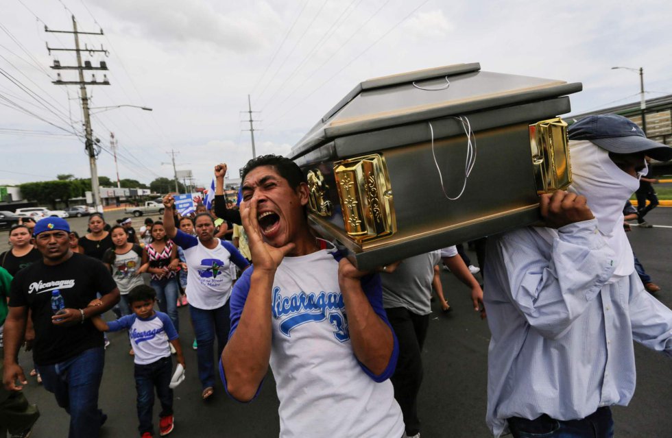 Amigos y familiares del estudiante Gerald Velázquez cargan su ataúd, Gerald fue abatido de un tiro durante los enfrentamientos con la policía en una iglesia cerca de la Universidad Autónoma de Nicaragua (UNAN) en Managua (Nicaragua), el 16 de julio de 2018.