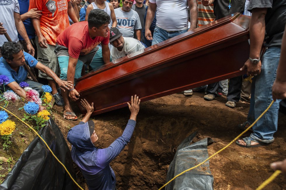 Amigos y familiares de Jose Esteban Sevilla Medina durante su entierro, recibió un disparo de los paramilitares durante las protestas en el barrio de Monimbó en Masaya (Nicaragua), el 16 de julio de 2018.