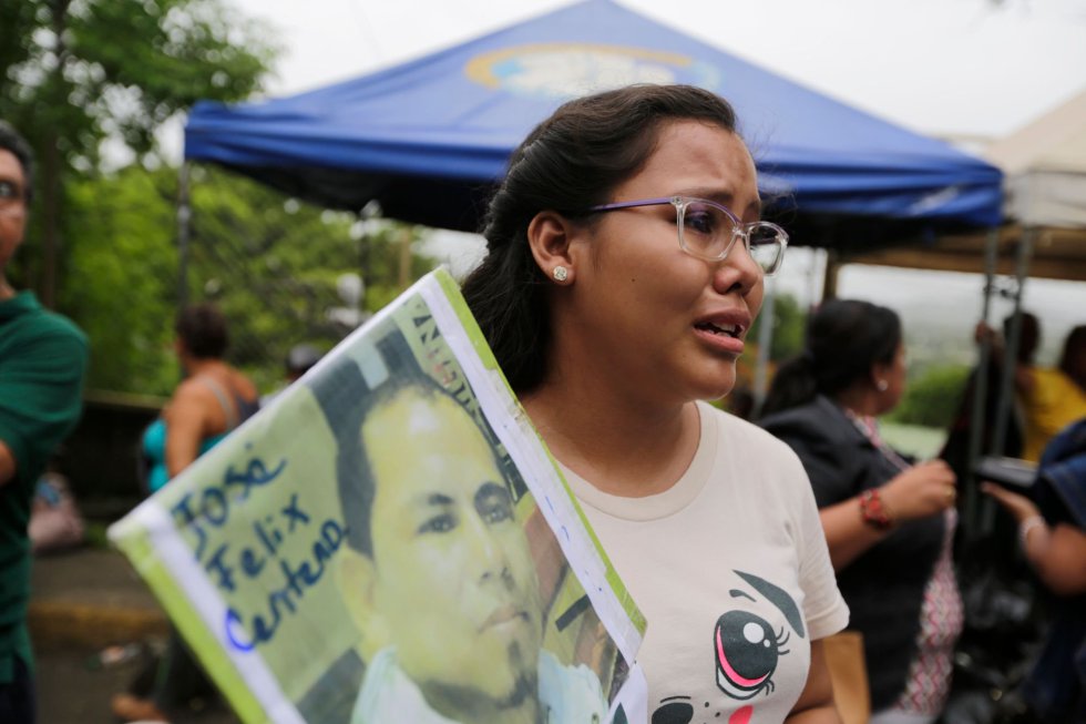 Una familiar de un manifestante encarcelado protesta con su retrato mientras pide su excarcelación frente a la prisión "El Chipote" en Managua (Nicaragua), el 28 de junio de 2018.