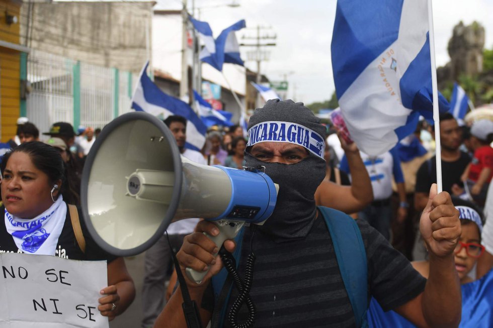 Manifestantes protestan contra el presidente, Daniel Ortega, y piden justicia para los asesinados durante la represión en el barrio de Monimbó en Masaya (Nicaragua), el 29 de junio de 2018.
