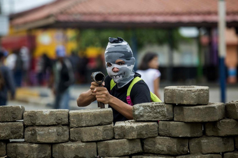 Un joven con la cara tapada y un lanzamorteros en una barricada en el barrio indígena de Monimbó durante el día 90 de protestas contra el gobierno de Daniel Ortega en la ciudad de Masaya (Nicaragua), el 15 de julio de 2018.