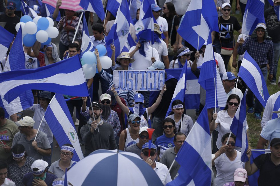 Miles de nicaragüenses marchan por las calles de Managua (Nicaragua) para exigir la salida de Daniel Ortega del poder, el 12 de julio de 2018.rnrn