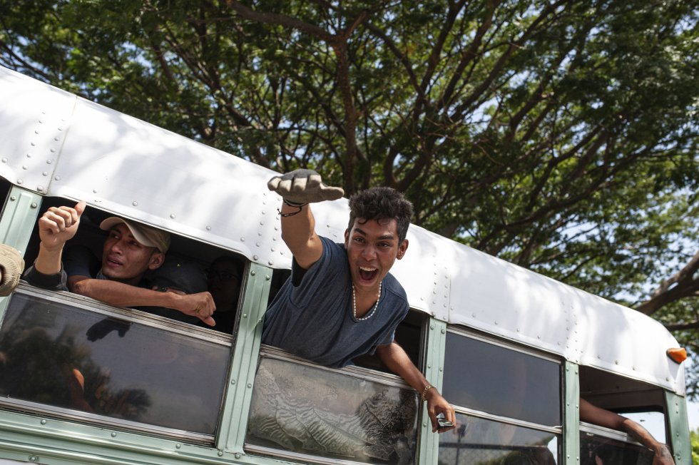 Estudiantes que se habían refugiado en la iglesia de Jesús Divino llegan en autobús a la catedral Metropolitana en Managua (Nicaragua), el 14 de julio de 2018.