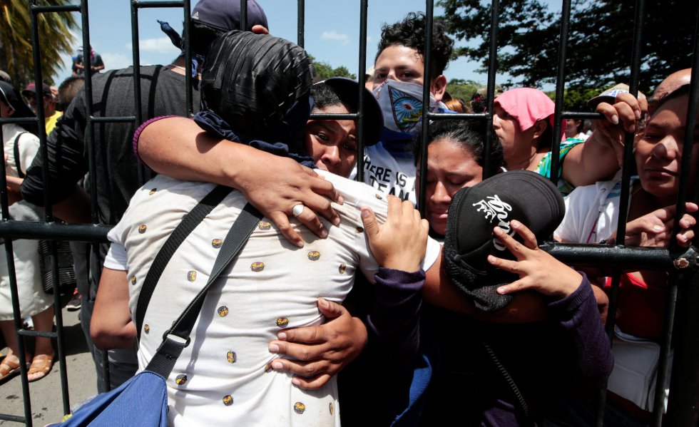 Familiares se abrazan con un estudiante que fue liberado tras refugiarse en la Parroquia Jesús de la Divina Misericordia, el 14 de julio de 2018.