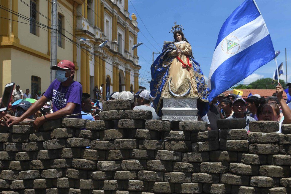 La gente celebra detrás de una barricada la llegada de los obispos de la Conferencia Episcopal y los miembros de la Alianza Cívica en Masaya (Nicaragua), el 21 de junio de 2018.