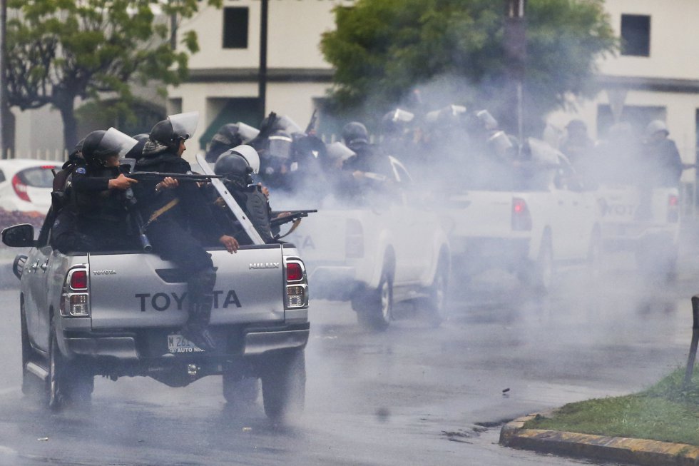 Policías antidisturbios disparan contra estudiantes universitarios que protestan contra el presidente Daniel Ortega en Managua (Nicaragua), el 28 de mayo de 2018.