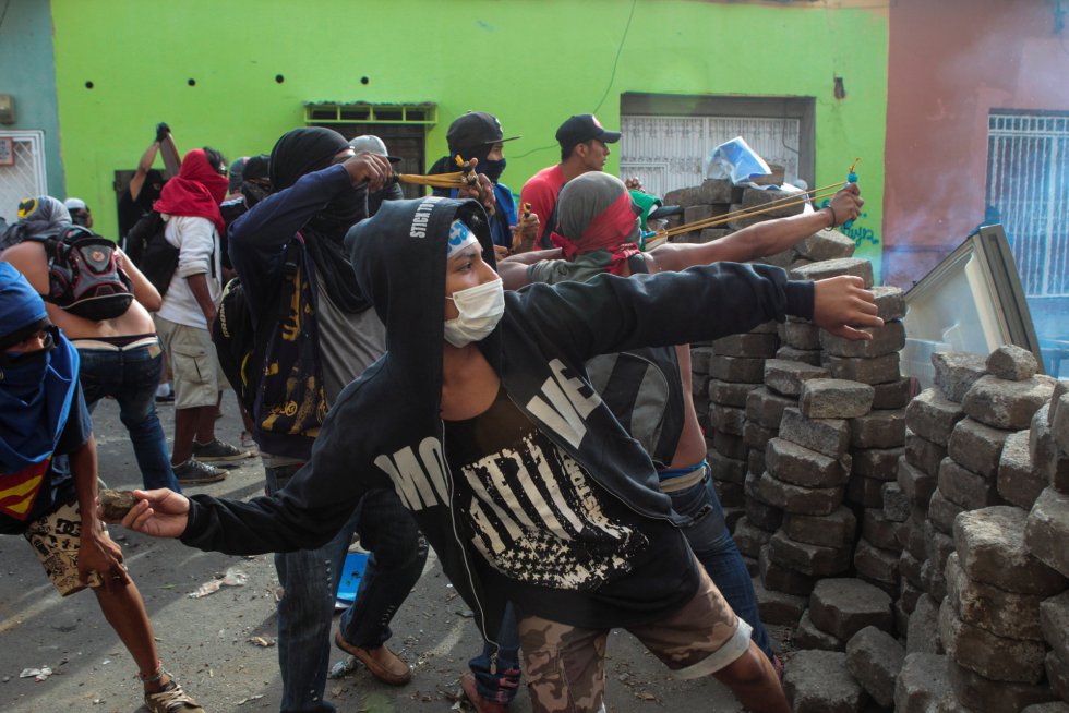 Manifestantes lanzan piedras contra la policía antidisturbios en una protesta contra el presidente nicaragüense en Monimbó (Nicaragua), el 12 de mayo de 2018.
