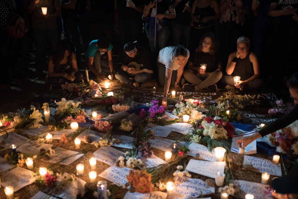 Decenas de personas participaron en una vigilia en Managua en honor a los muertos de la violencia en Nicaragua, el 27 de abril de 2018.