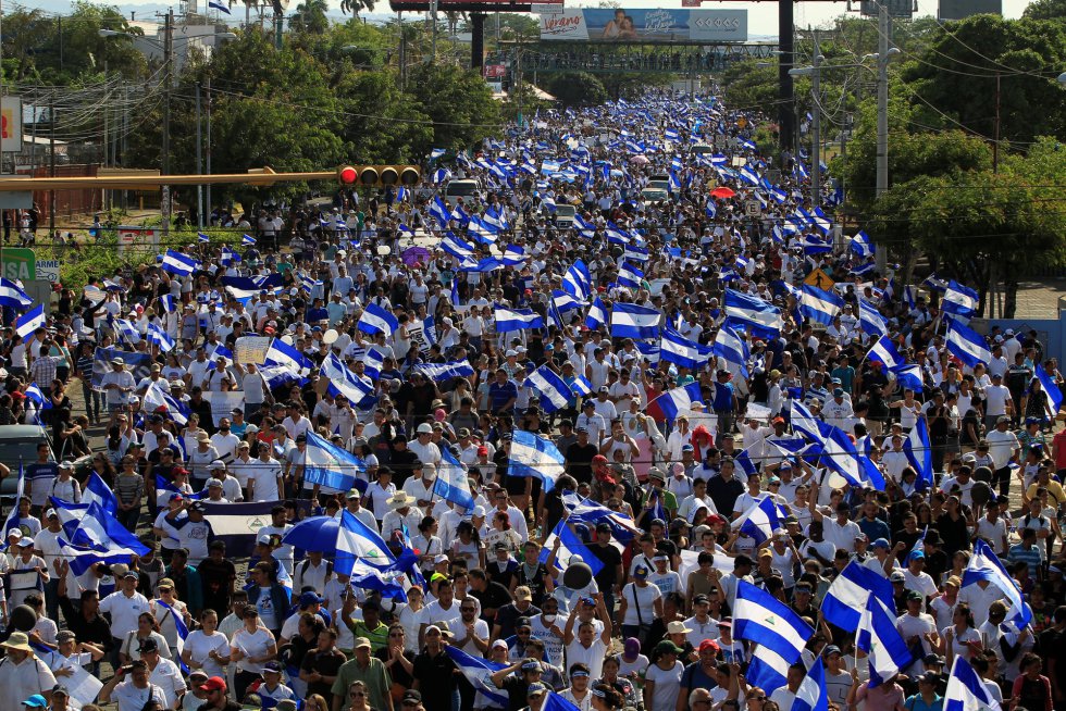 Manifestantes marchan contra la violencia policial y el Gobierno en Managua (Nicaragua), el 23 de abril de 2018.