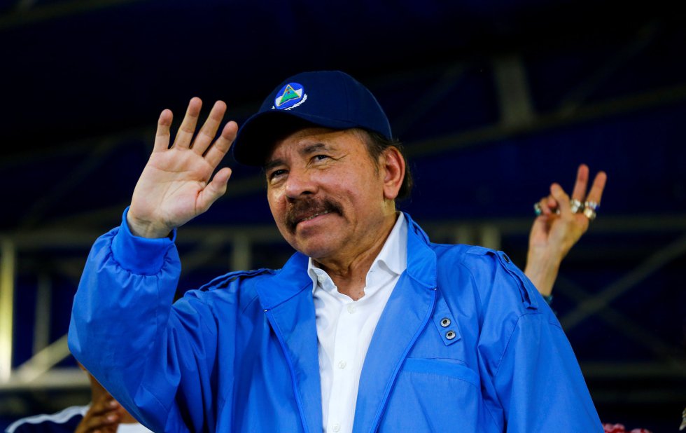 El presidente de Nicaragua Daniel Ortega saluda el pasado 7 de julio a sus seguidores durante la celebración en Managua del 39 aniversario del 'Repliegue' táctico a Masaya, antes de que derrocaran a la dictadura de Anastasio Somoza, 