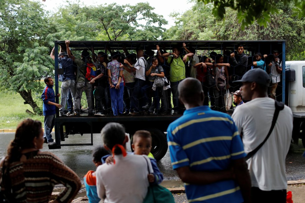 A profunda crise econômica arruinou a frota do transporte público e a mantém parada por falta de peças de reposição. Caminhonetes 'pick-up', ônibus escolar e turísticos de passeio passaram a substituir o transporte formal. Os venezuelanos começaram a chamá-los de 'canis'.
